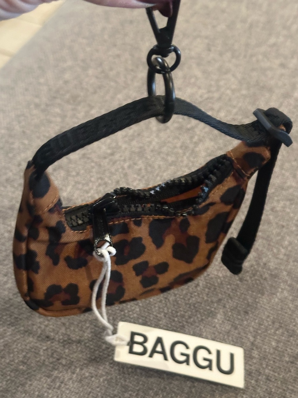New! BAGGU crescent bag charm in leopard NWT - Picture 5 of 16